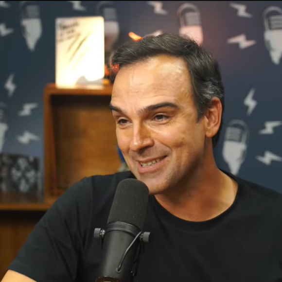 Tadeu Schmidt, no "Flow", responde que vem mudanças por aí no "BBB"