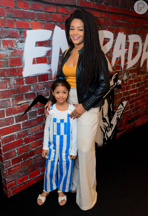 Juliana Alves foi com a filha, Yolanda, 5 anos, na abertura da exposição 'Art of Banksy', no shopping Village Mall
