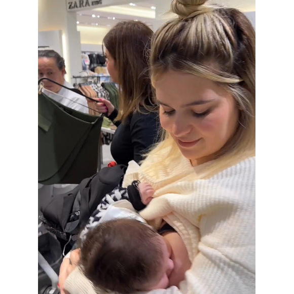 Viih Tube amamenta a filha, Lua Di Felice, em shopping
