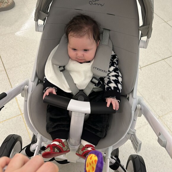 Viih Tube e Eliezer exibem Lua Di Felice usando uma sapatilha da grife Gucci Kids, 100% em couro