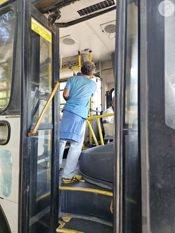 Chico Díaz foi fotografado ao embarcar em ônibus na capital carioca