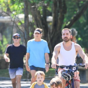 Thales Bretas levou os filhos, Romeu e Gael, para passear de bicicleta na Lagoa Rodrigo de Freitas, na Zona do Sul do Rio de Janeiro