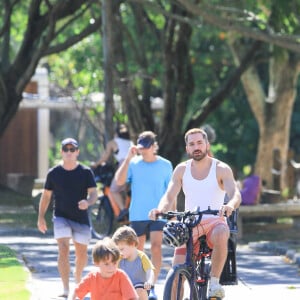 Thales Bretas e os filhos foram flagrados andando de bicicleta na tarde de 13 de julho de 2023