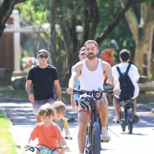 Romeu e Gael, filhos de Paulo Gustavo e Thales Bretas, pedalaram com bicletas de rodinha