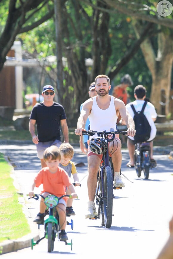 Romeu e Gael, filhos de Paulo Gustavo e Thales Bretas, pedalaram com bicletas de rodinha