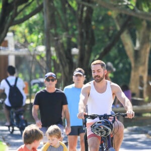 Thales Bretas acompanhou atento os filhos em passeio de bicicleta