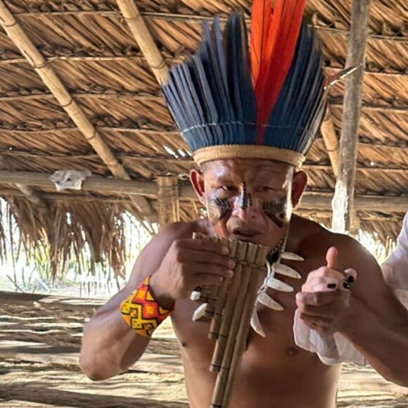 Luciana Gimenez participa de ritual de dança indígena no Amazonas