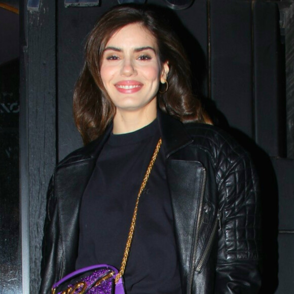 Camila Queiroz arrasou em look all black para festa do 100º capítulo da novela 'Amor Perfeito'