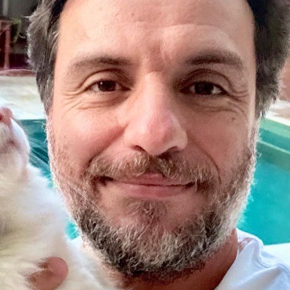 Rodrigo Lombardi tem uma gatinha de estimação