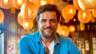 Rodrigo Lombardi surge em foto rara com filho adolescente e web reage: 'Ruivo e muito gato'
