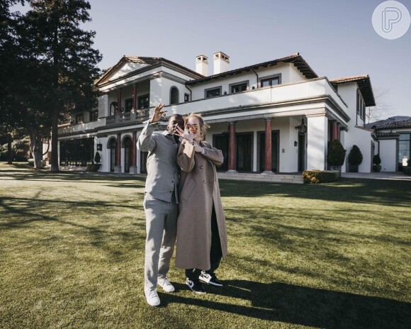 Adele e o namorado, Rich Paul, posam em frente à mansão de R$280 milhões que a cantora comprou de Sylvester Stallone