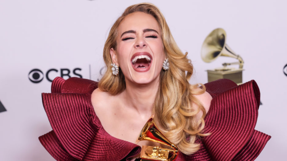 O detalhe hilário na mansão de R$ 280 milhões de Adele que prova o senso de humor da cantora