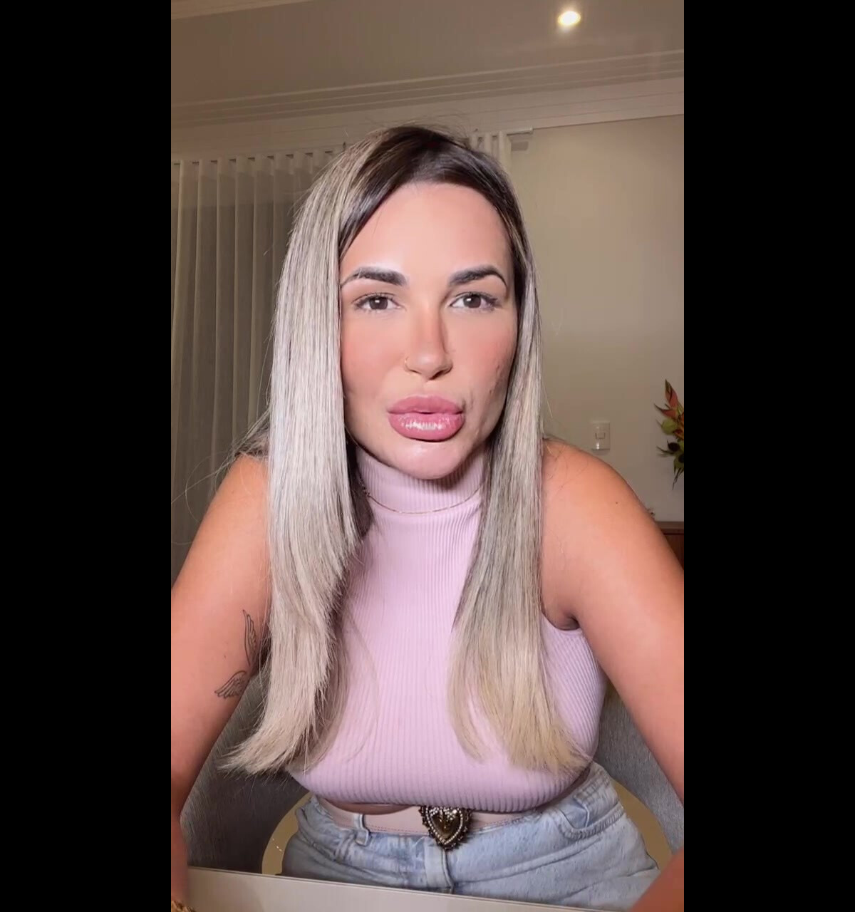 Foto: Deolane Bezerra negou que seja a mulher que aparece no vídeo íntimo.  Pronunciamento foi feito em entrevista ao portal ContilNet - Purepeople