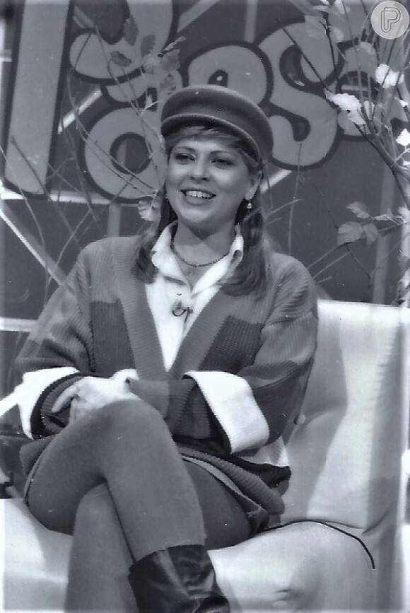 Christina Rocha posa no cenário do 'Sessão Passatempo' nos anos 1980 no SBT