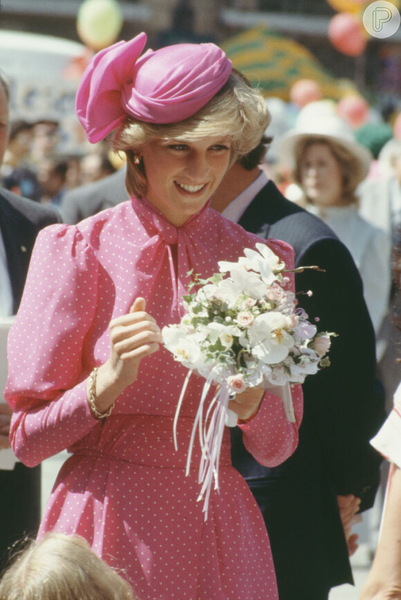 Ela! A princesa Diana usou um vestido em tom rosa com bolinhas brancas, somado a um chapéu de mesmo tom, que seria perfeito para um casamento em um clima de outono.