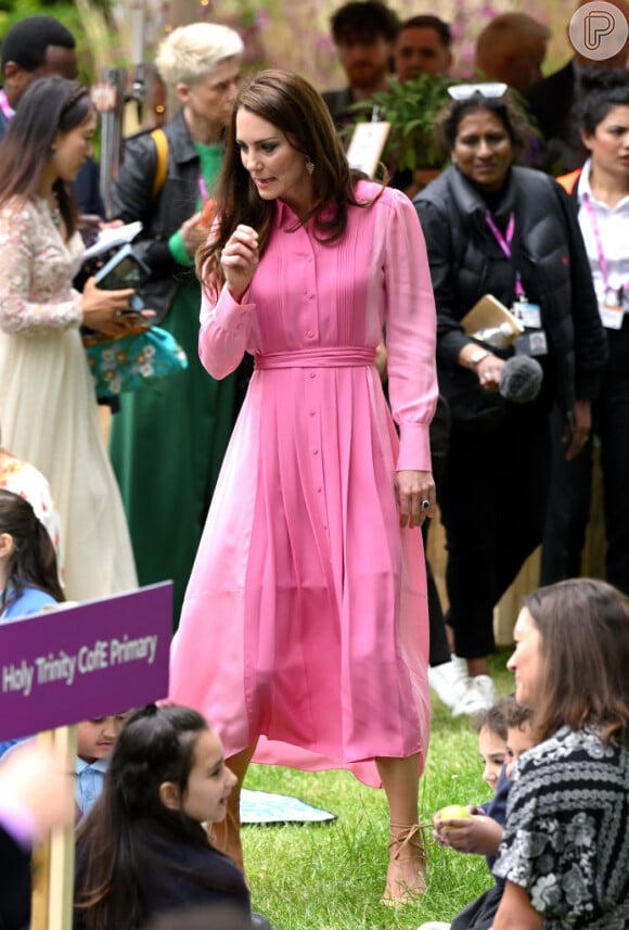 Vestido rosa longo e manga cumprida foi a escolha de Kate, Princesa de Gales. 



















