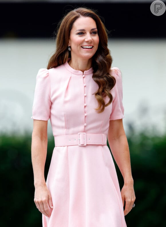 O tom de vestido rosa claro com manga curta usado pela Princesa de Gales, Kate Midleton, seria ótima escolha de look barbiecore.



















