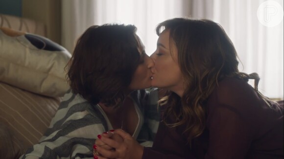 Quando aconteceu, beijo entre Clara e Helena foi comemorado por fãs