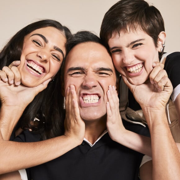 Tadeu Schmidt posou com as filhas Valentina e Laura, de 21 anos e de 19 anos, para campanha publicitária de moda