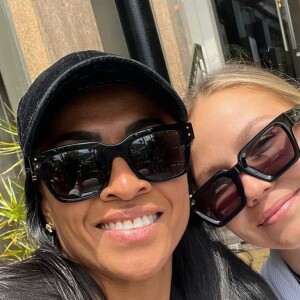 Namorada de Marta, Carrie Lawrence, acompanhou de casa a estreia da Seleção Brasileira na Copa do Mundo Feminina