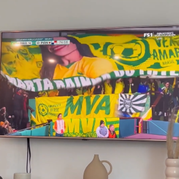 Carrie Lawrence se emocionou com uma bandeira gigante com a foto de Marta
