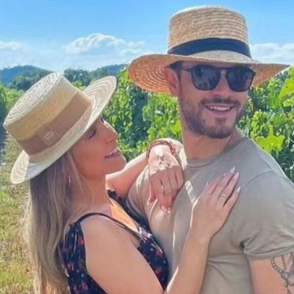 Felipe Becari posta texto sobre término com Carla Diaz