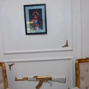 Decoração de escritório de Jojo Todynho conta com uma arma na parede