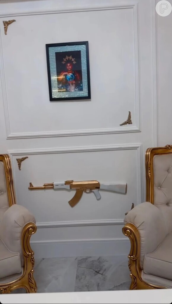 Decoração de escritório de Jojo Todynho conta com uma arma na parede