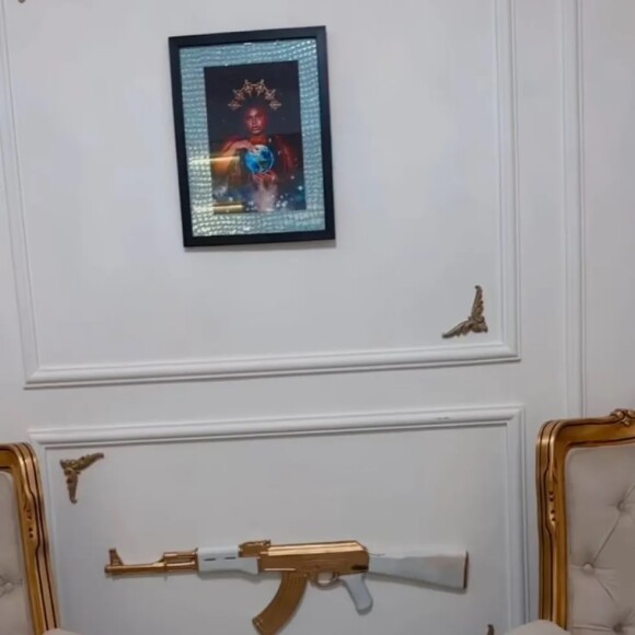 Decoração de escritório de Jojo Todynho conta com uma arma na parede