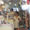 A atriz Vanessa Giácomo deu uma olhadinha nos produtos de uma loja localizada na Barra da Tijuca, no Rio de Janeiro