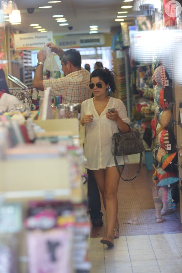 A atriz Vanessa Giácomo deu uma olhadinha nos produtos de uma loja localizada na Barra da Tijuca, no Rio de Janeiro