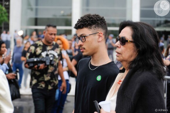 Gabriel Costa e Wilma tiveram a atenção de todos no dia do velório de Gal Costa.