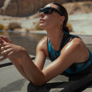 Isis Valverde aproveitou o seu ensaio fotográfico no deserto e já utilizou seu óculos de sol.