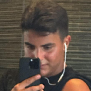 Filho de Ivete Sangalo exibe braço supermusculoso aos 13 anos e choca a web