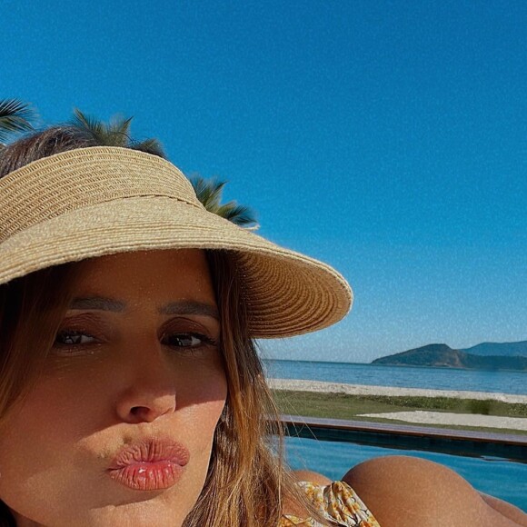 Tudo começou quando um internauta criticou Deborah Secco