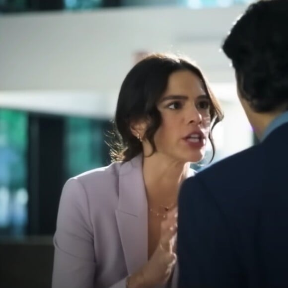 Bruna Marquezine depois que Salete correu agora pode ser Jenny Kord que está no filme americano 'Besouro Azul'.