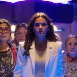 Bruna Marquezine agora será mais uma artista que levará o nome do Brasil para o mundo com 'Besouro Azul'.