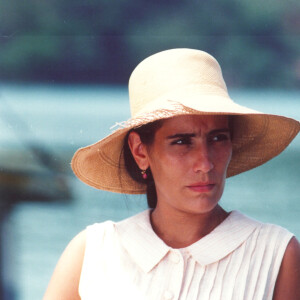 Ruth (Gloria Pires) é a irmã boazinha de Raquel (Gloria Pires) na novela 'Mulheres de Areia'