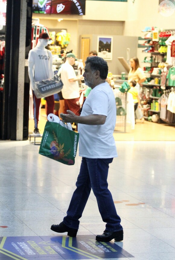 Marcos Frota foi clicado usando um sapato com salto em passagem pelo aeroporto do Rio de Janeiro