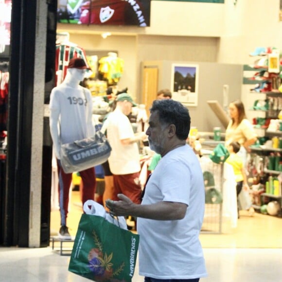 Marcos Frota foi clicado usando um sapato com salto em passagem pelo aeroporto do Rio de Janeiro