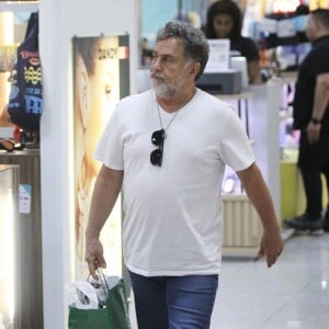 Marcos Frota apostou em look casual para cruzar o saguão do aeroporto Santos Dumont