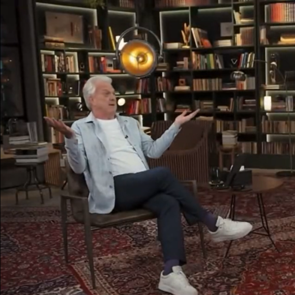 Clara Moneke cai na gargalhada quando descobre por Pedro Bial qual deveria ser o verdadeiro nome dos Estúdios Globo no passado.