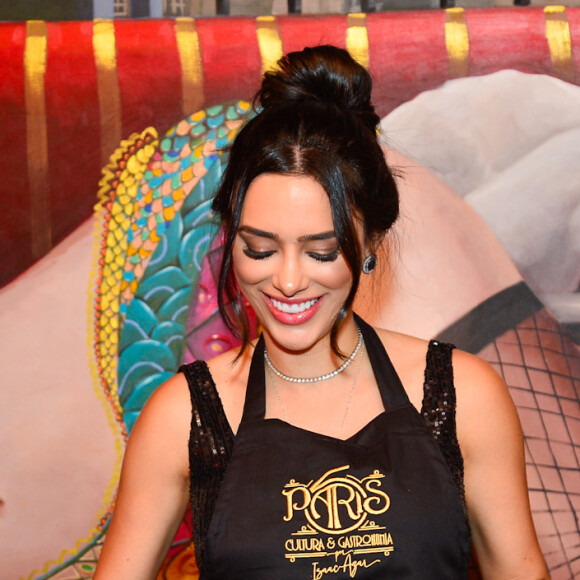 Grávida de Neymar, Bruna Biancardi cozinhou um risoto de camarão e preparou um pavê au Oreo