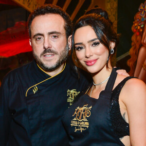 Bruna Biancardi posou ao lado do chef Issac Azar no restaurante Paris 6