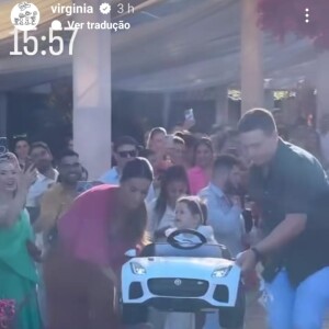 Virgínia mostrou a entrada de Maria Flor que por ser pequena demais foi dentro de um carrinho motorizado.