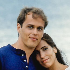 Na novela 'Mulheres de Areia', Ruth (Gloria Pires) tenta conquistar Marcos (Guilherme Fontes) ao assumir lugar de Raquel (Gloria Pires) , sua irmã gêmea