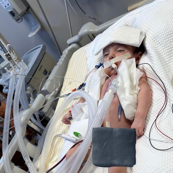 Thaila Ayala compartilhou com seus seguidores a imagem de Tereza quando esteve internada.