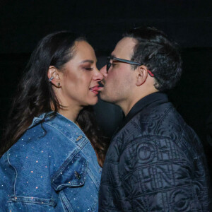 O beijo ousado de Silvia Abravanel e Gustavo Moura roubou a cena na web
