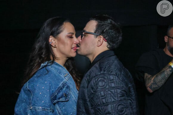 O beijo ousado de Silvia Abravanel e Gustavo Moura roubou a cena na web