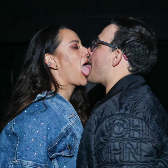 Silvia Abravanel e Gustavo Moura não economizaram nas carícias ousadas